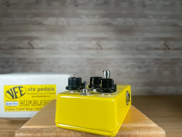 Cool! Sought-after device which does a Slow-gear-style auto swell effect using an optical compressor, so can be used to accomplish both effects. Unique and rare. Includes original box.