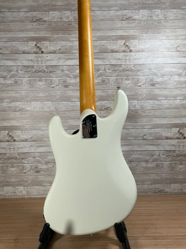 Beautiful and rare passive 4-string from Ernie Ball. The Caprice line is full-scale, offset alder body and satin maple neck, 5-bolt neck joint. Humbucking Musicman P/J pickup configuration with 2x volume and master tone. Super comfortable player with a nice setup. Excellent cosmetic condition with no apparent visible wear. Original moulded case included.