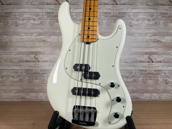 Beautiful and rare passive 4-string from Ernie Ball. The Caprice line is full-scale, offset alder body and satin maple neck, 5-bolt neck joint. Humbucking Musicman P/J pickup configuration with 2x volume and master tone. Super comfortable player with a nice setup. Excellent cosmetic condition with no apparent visible wear. Original moulded case included.