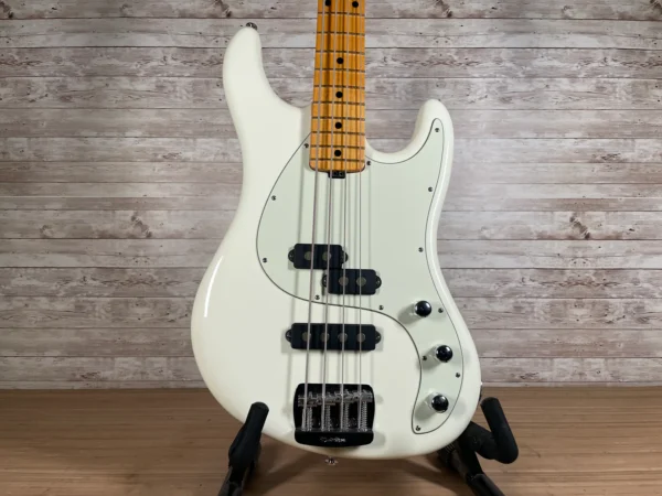 Beautiful and rare passive 4-string from Ernie Ball. The Caprice line is full-scale, offset alder body and satin maple neck, 5-bolt neck joint. Humbucking Musicman P/J pickup configuration with 2x volume and master tone. Super comfortable player with a nice setup. Excellent cosmetic condition with no apparent visible wear. Original moulded case included.