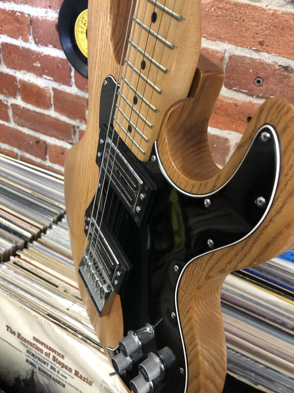 4Peavey T-60 Natural with chainsaw case 1982 Peavey T-60 Natural with chainsaw case 1982