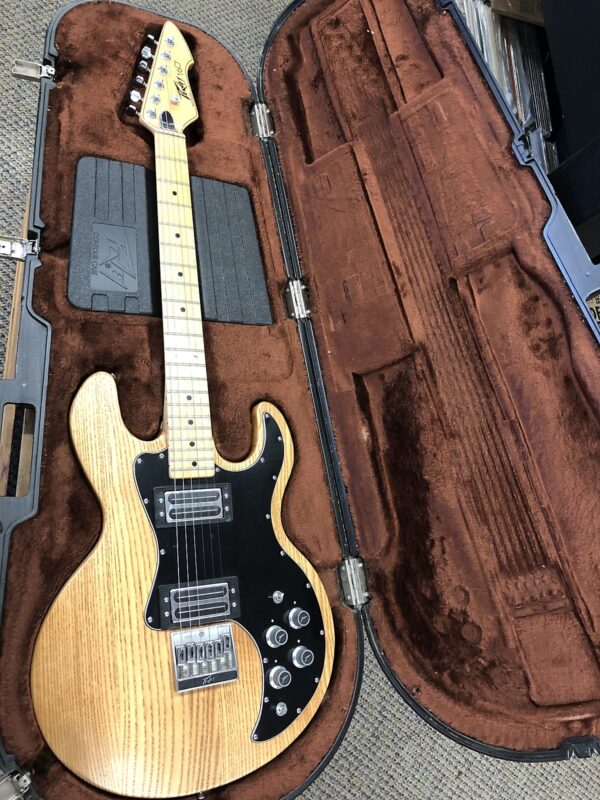 5Peavey T-60 Natural with chainsaw case 1982 Peavey T-60 Natural with chainsaw case 1982